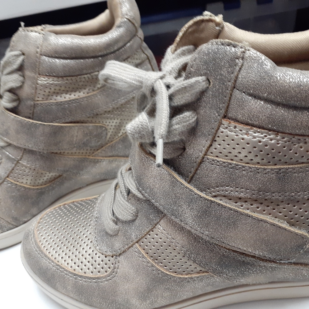 Wedge sneaker high top size 6
